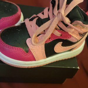 Jordan Nikes pink and black sz 5